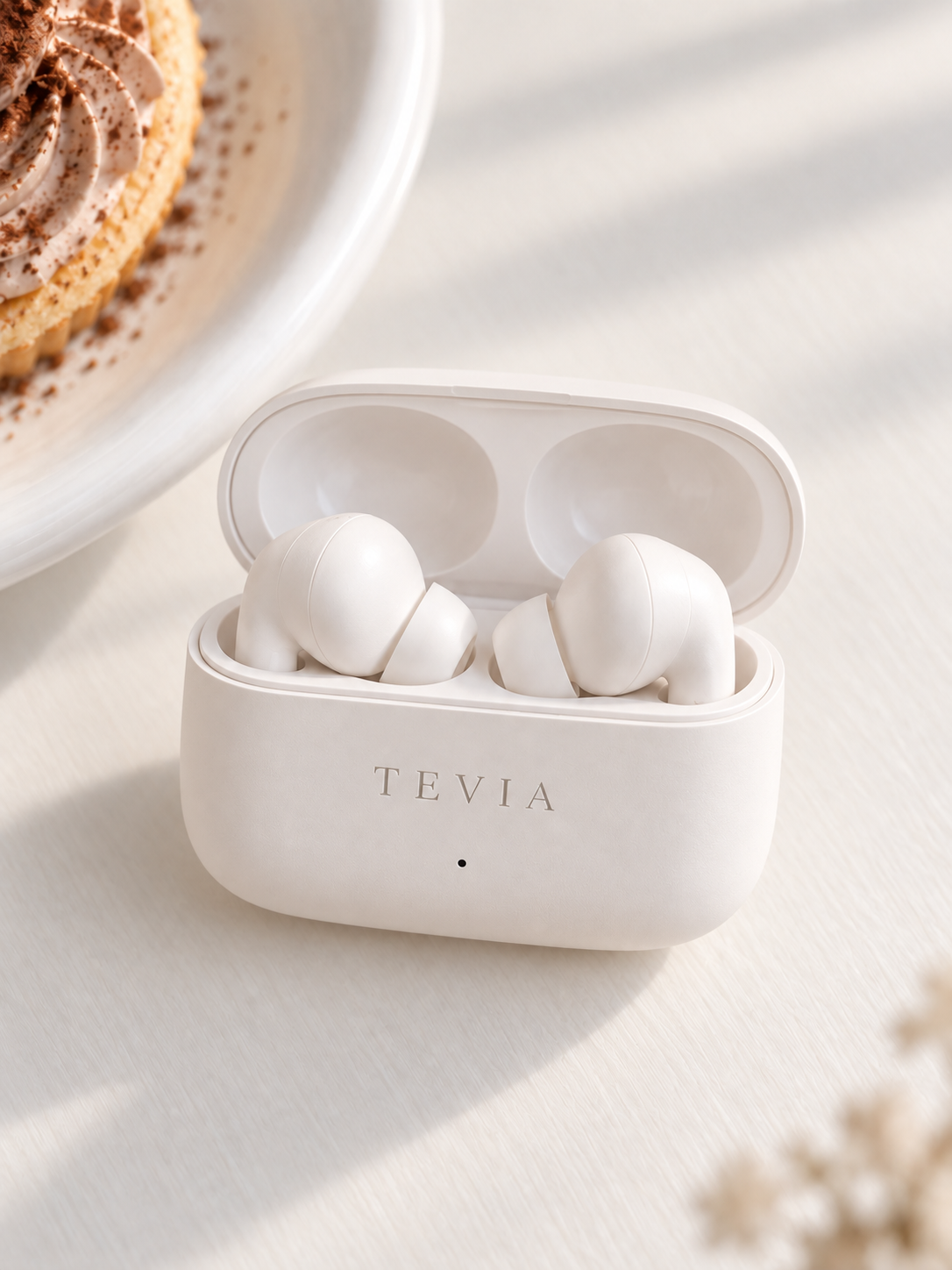 TEVIA耳机开盒特写,两只短柄耳机收在充电槽中
